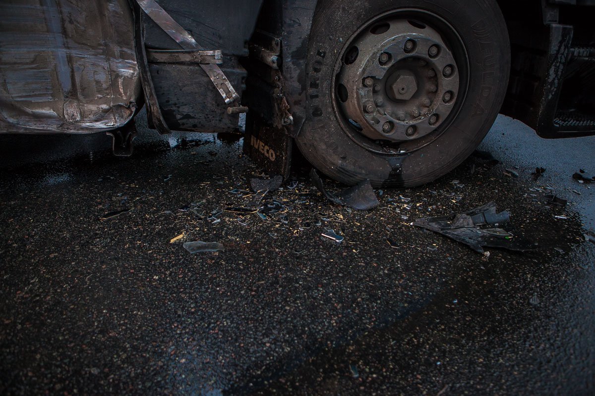 На Набережной возле завода "Олейна" столкнулись фура и Zaz Lanos: образовалась пробка 1