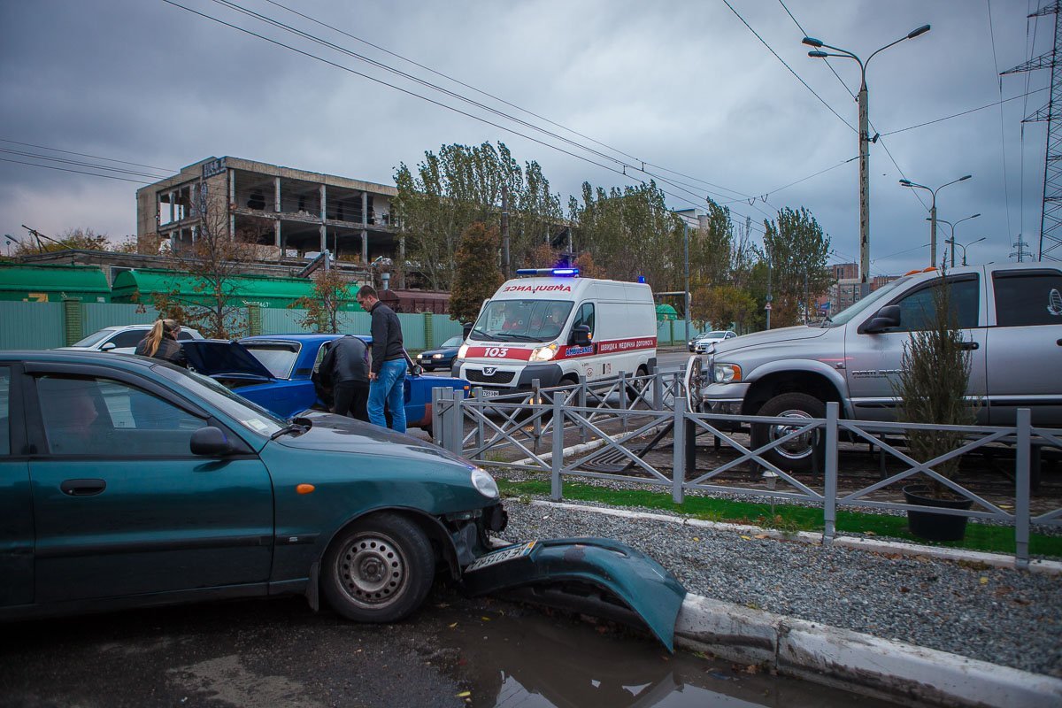 На Набережной возле завода "Олейна" столкнулись фура и Zaz Lanos: образовалась пробка 3