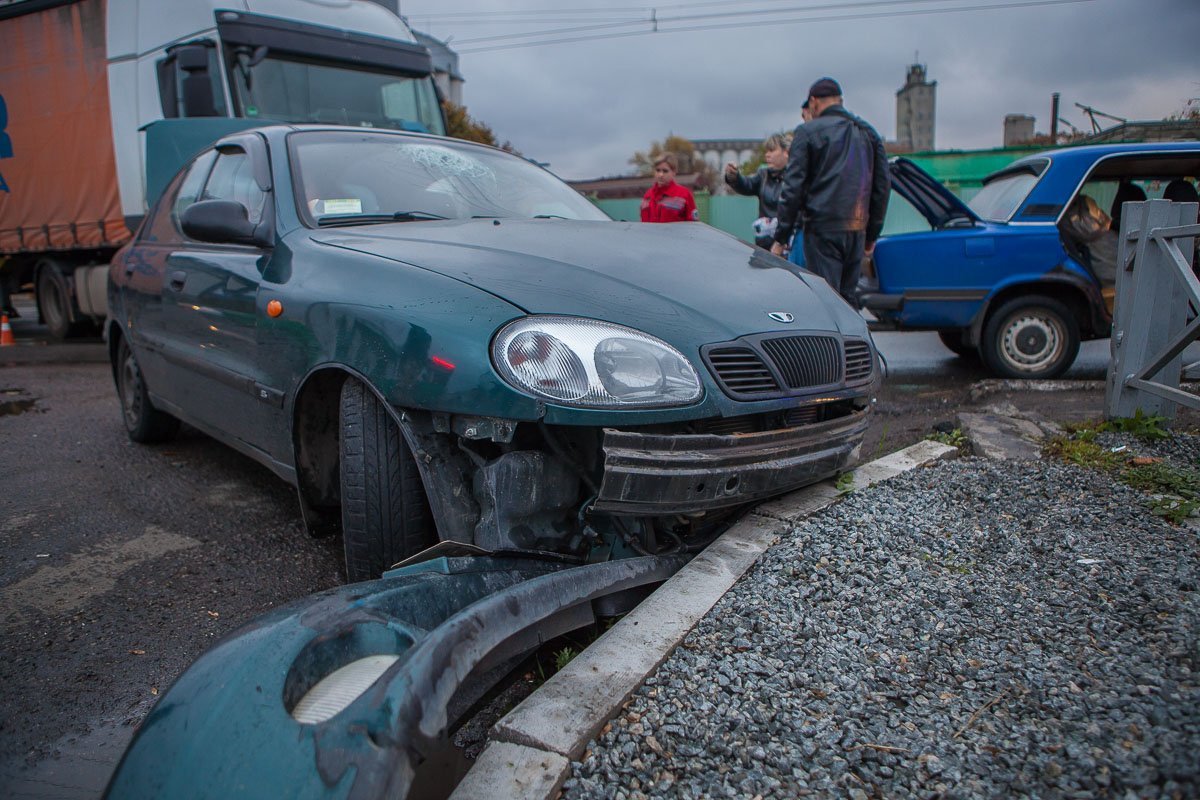На Набережной возле завода "Олейна" столкнулись фура и Zaz Lanos: образовалась пробка 4