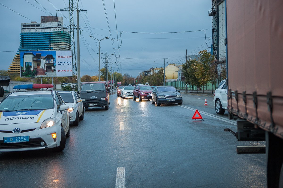 На Набережной возле завода "Олейна" столкнулись фура и Zaz Lanos: образовалась пробка 8