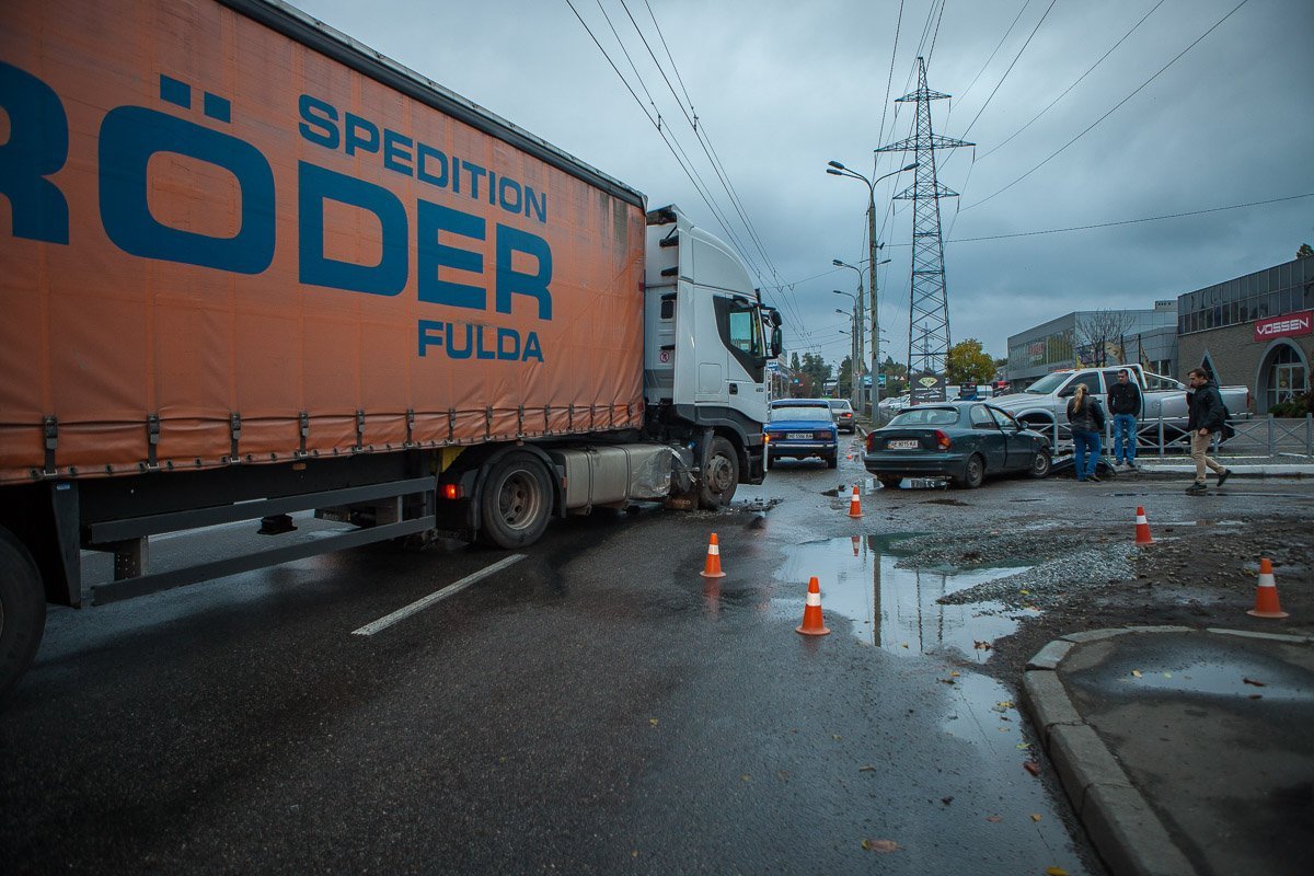 На Набережной возле завода "Олейна" столкнулись фура и Zaz Lanos: образовалась пробка 9