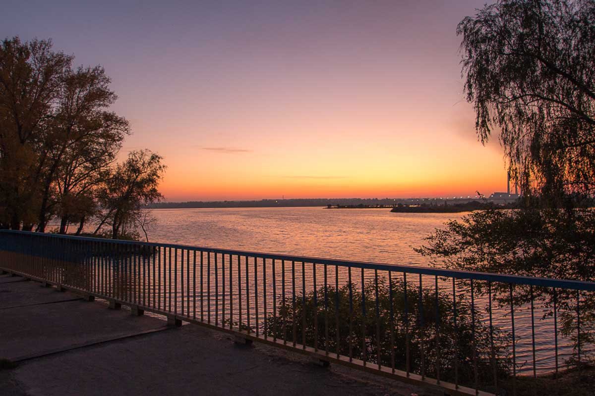 Как проснулся Днепр 23 октября: фото рассвета с косы на Победе 7