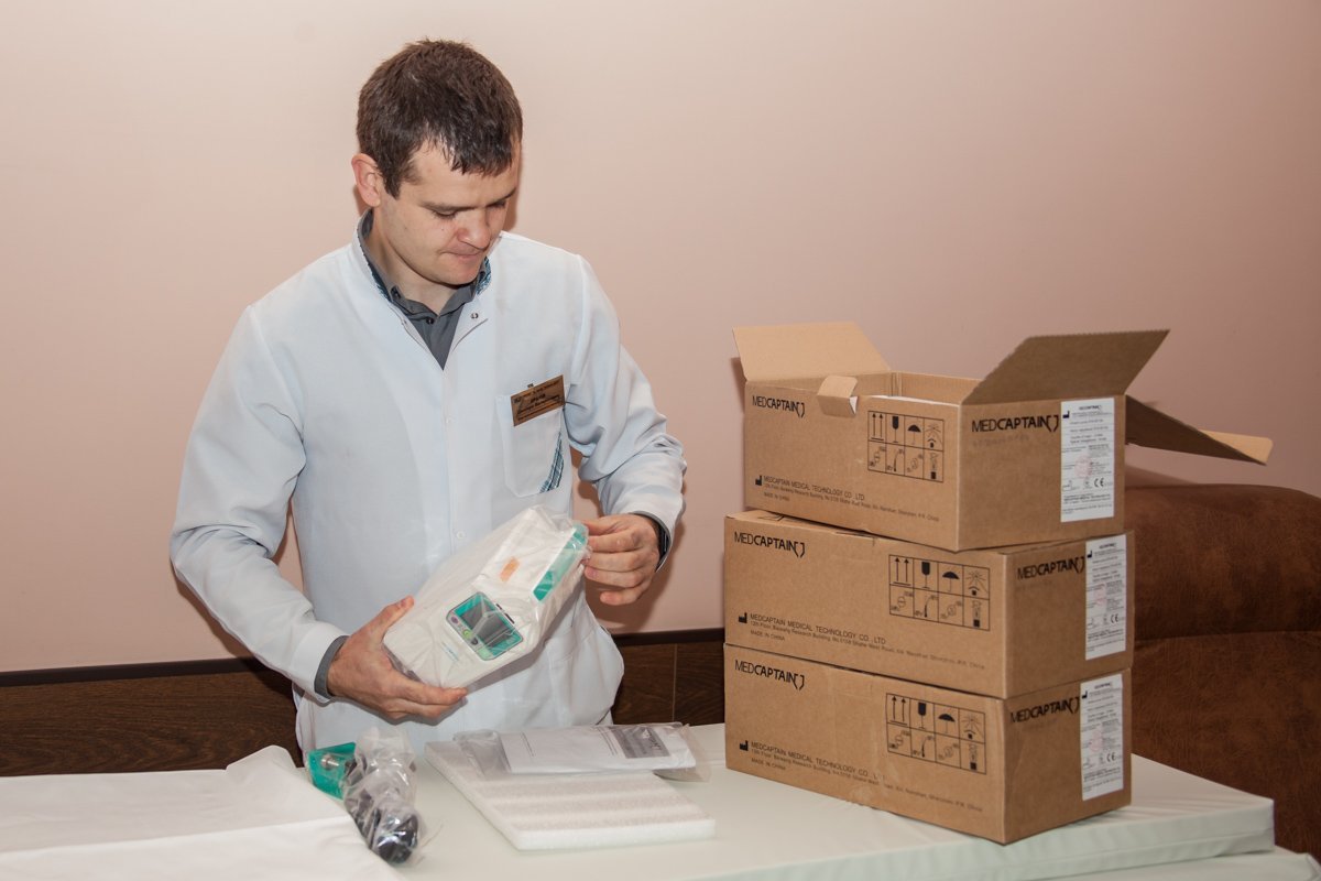 В Днепре медицинскому центру матери и ребенка подарили единственный в области стол-рентген 1