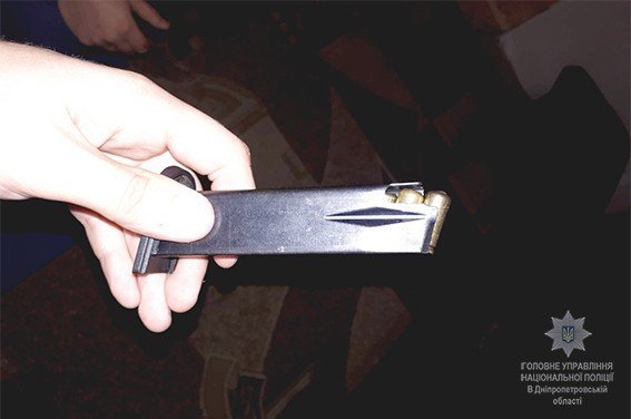 В Днепре у мужчины при обыске нашли опий и заряженный пистолет 2