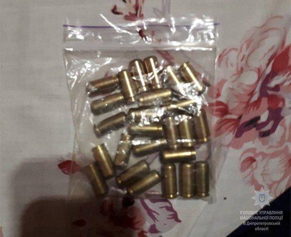 В Днепре у мужчины при обыске нашли опий и заряженный пистолет 3