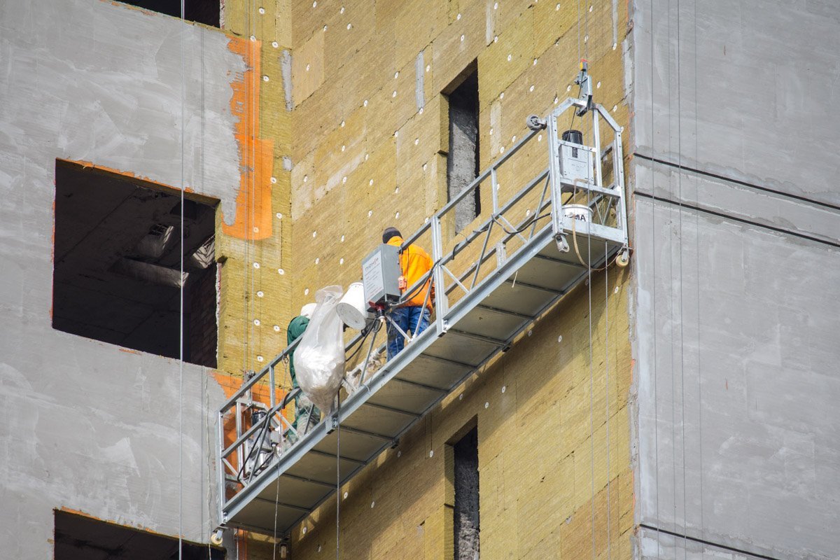 Вторая жизнь долгостроя: в Днепре напротив Театра драмы вновь кипит работа 1