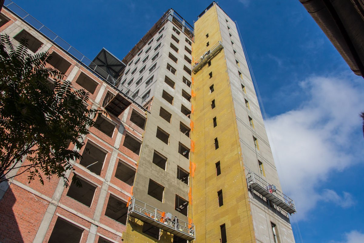 Вторая жизнь долгостроя: в Днепре напротив Театра драмы вновь кипит работа 2