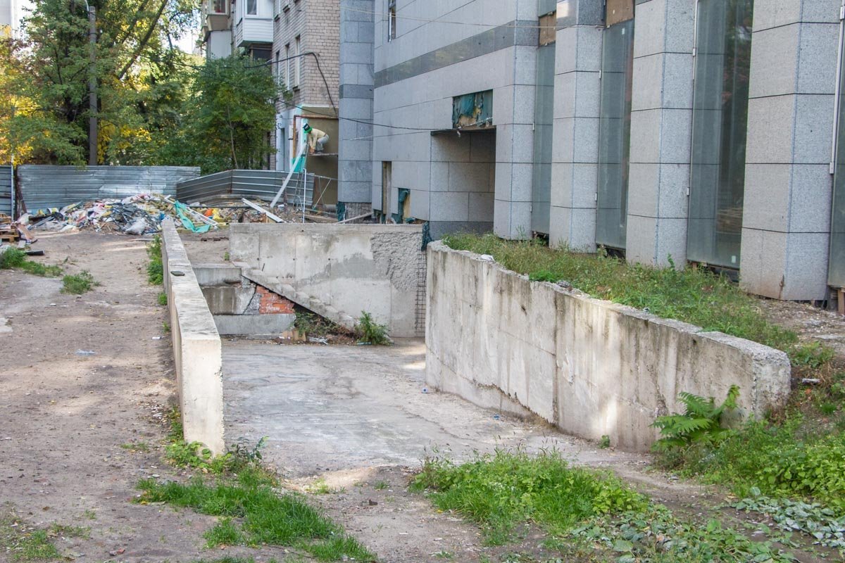 Вторая жизнь долгостроя: в Днепре напротив Театра драмы вновь кипит работа 3
