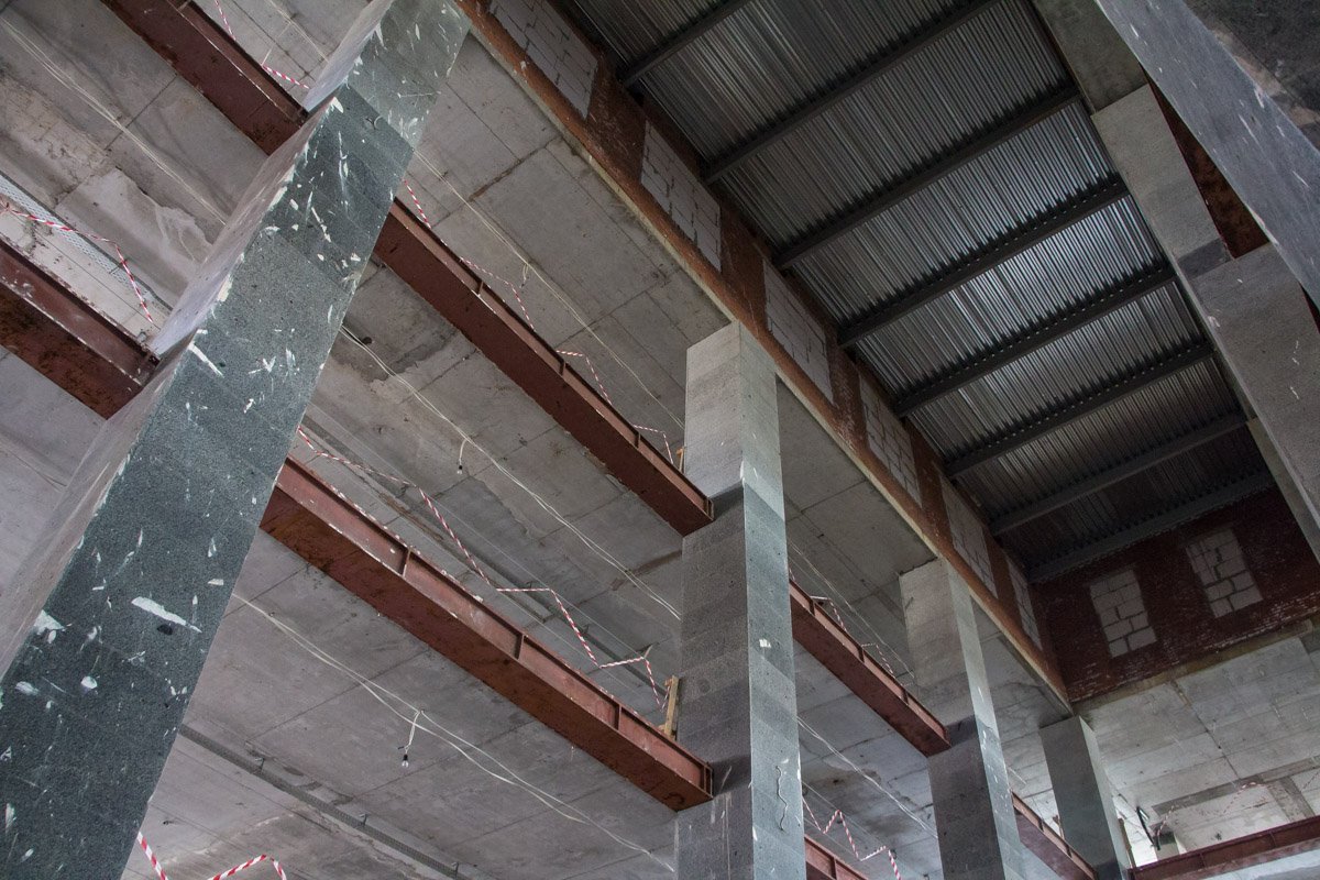 Вторая жизнь долгостроя: в Днепре напротив Театра драмы вновь кипит работа 7