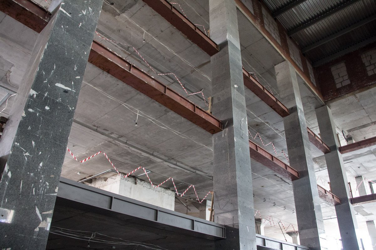 Вторая жизнь долгостроя: в Днепре напротив Театра драмы вновь кипит работа 8