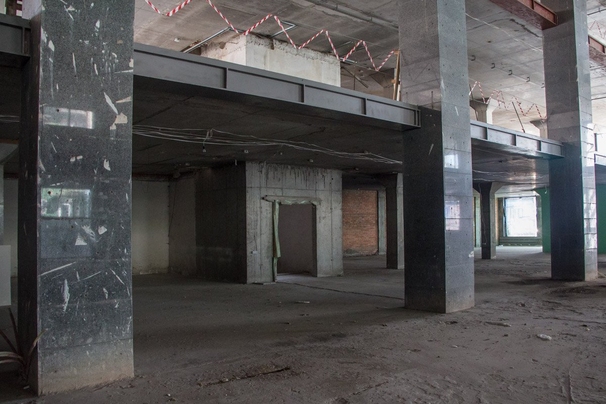 Вторая жизнь долгостроя: в Днепре напротив Театра драмы вновь кипит работа 9