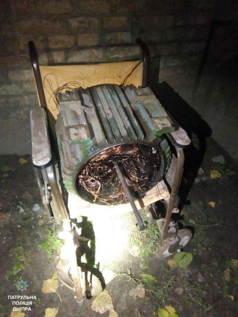 В Приднепровске двое мужчин украли электродвигатель и увезли в инвалидной коляске 1