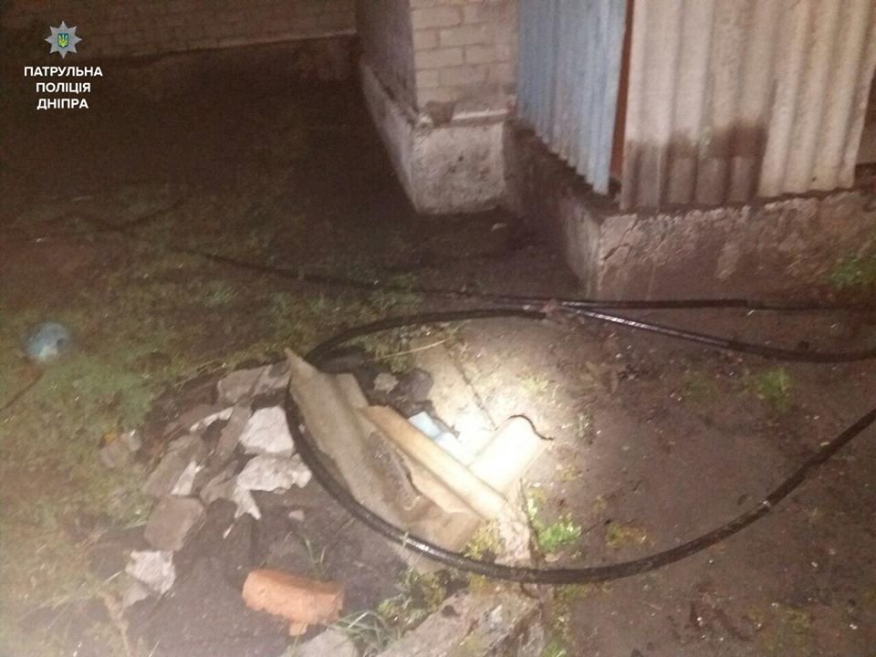 В Днепре полиция задержала воров кабеля "на горячем" 2