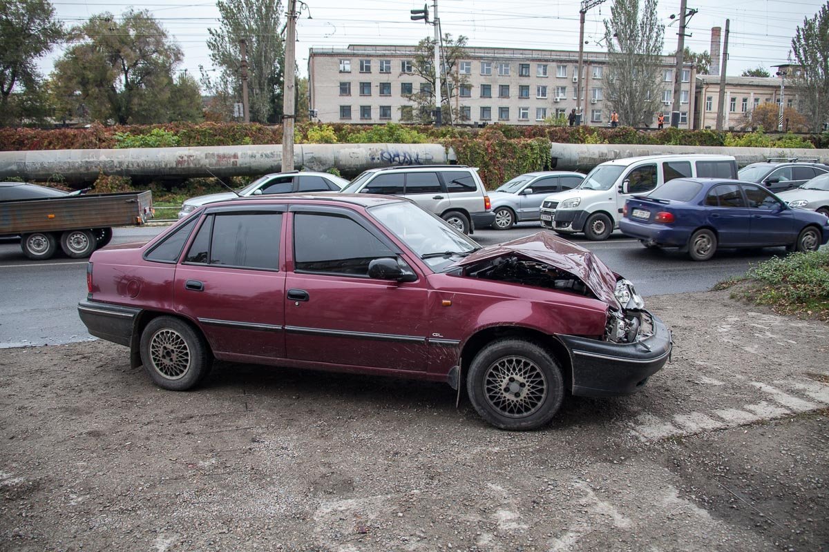 Daewoo Nexia пытался избежать одного ДТП, но попал в другое На Каруны столкнулись Daewoo и машрутка № 23 2