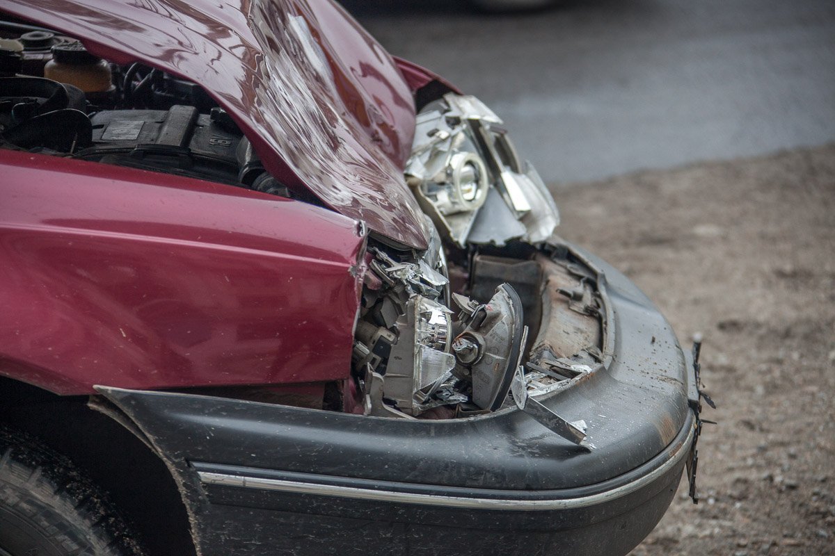 Поврежденный капот Daewoo Nexia На Каруны столкнулись Daewoo и машрутка № 23 6