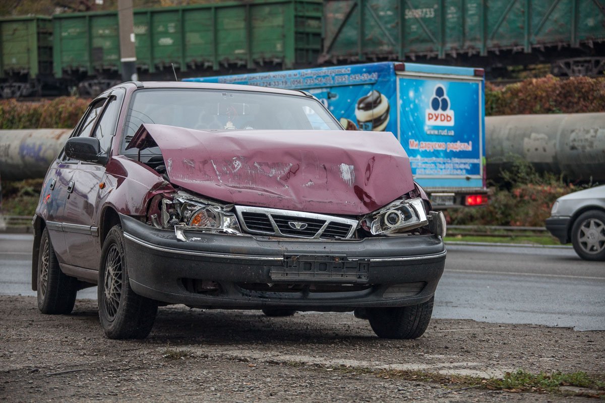 Daewoo Nexia не удалось избежать ДТП На Каруны столкнулись Daewoo и машрутка № 23 8