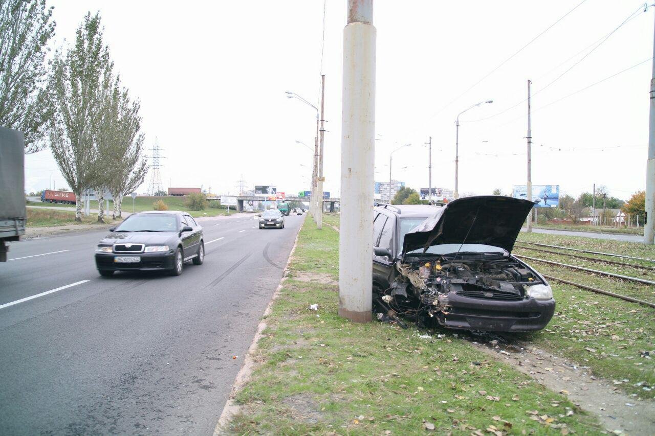 На Донецком шоссе Ford врезался в столб: разыскивается участник ДТП 1
