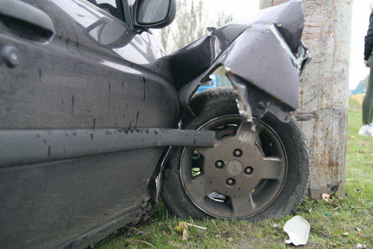 На Донецком шоссе Ford врезался в столб: разыскивается участник ДТП 3