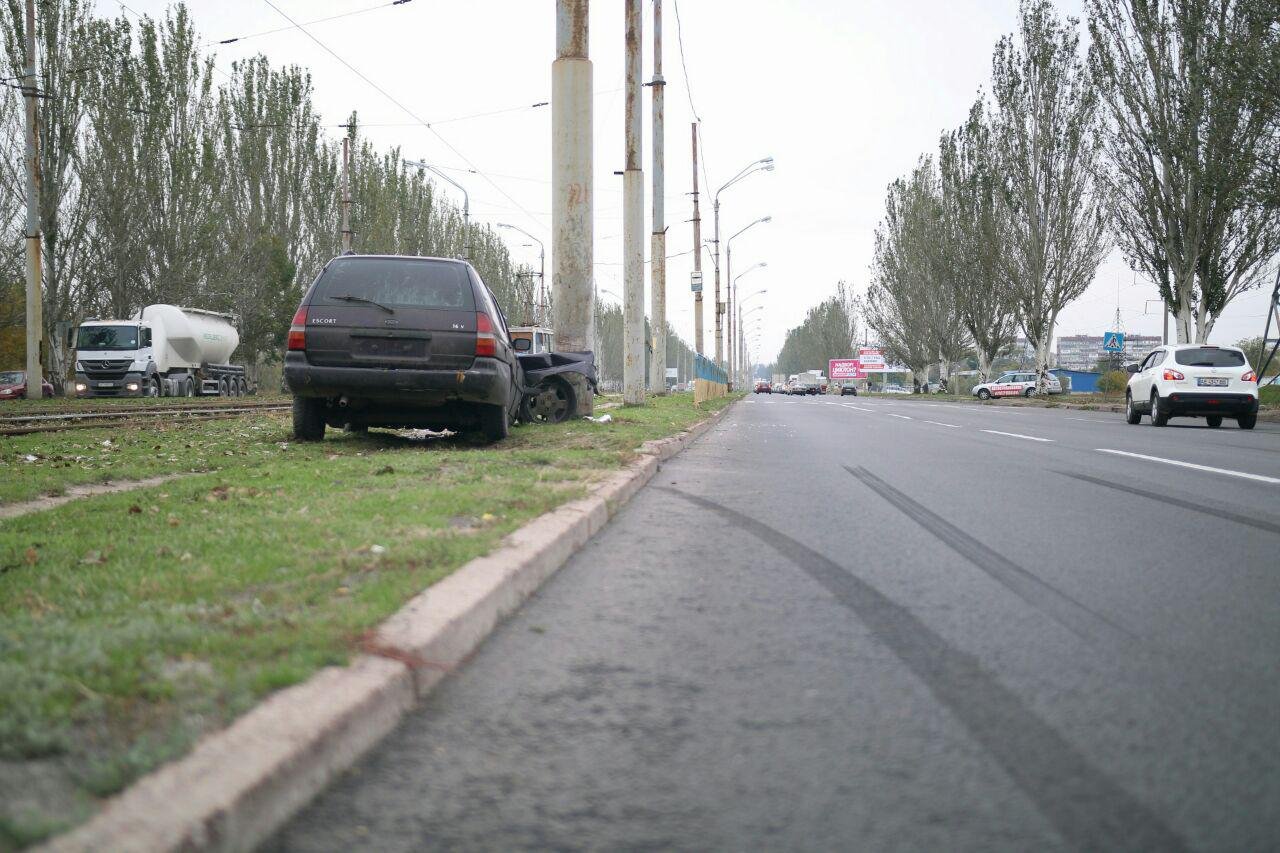 На Донецком шоссе Ford врезался в столб: разыскивается участник ДТП 4