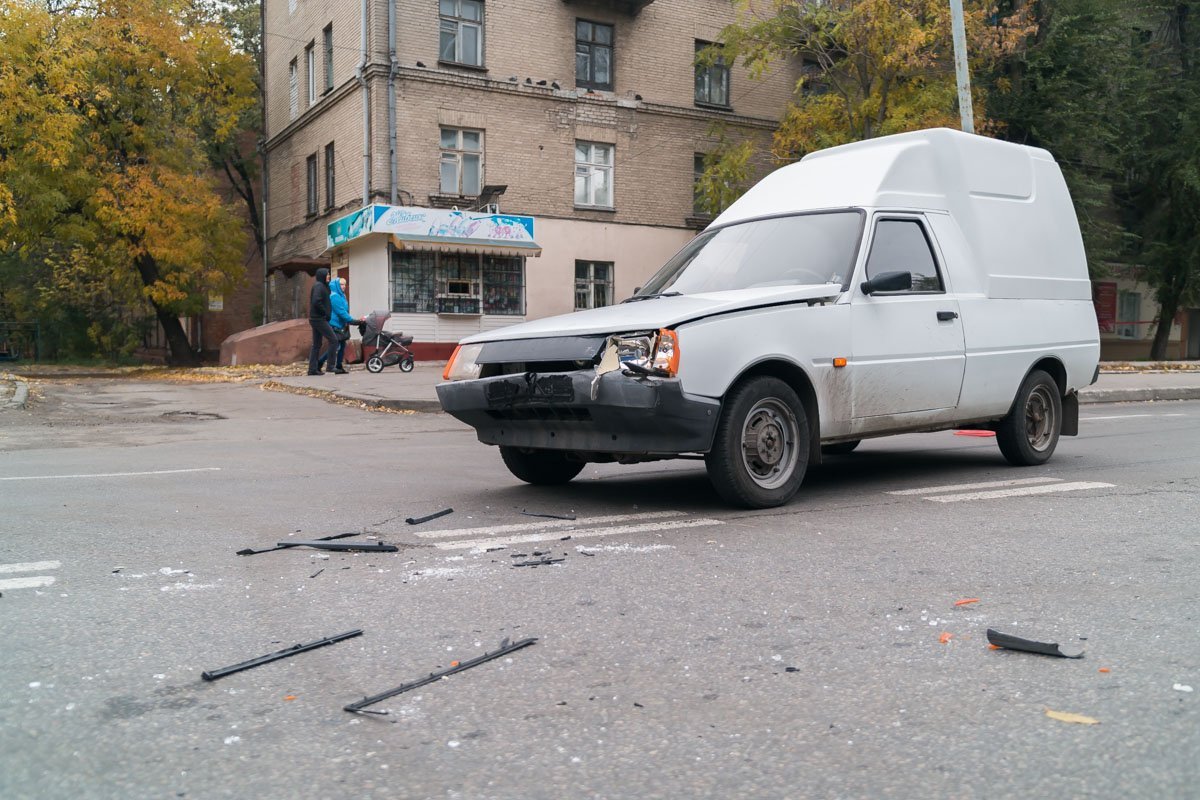 На Криворожской Hyundai врезался в 3 автомобиля и стену 1