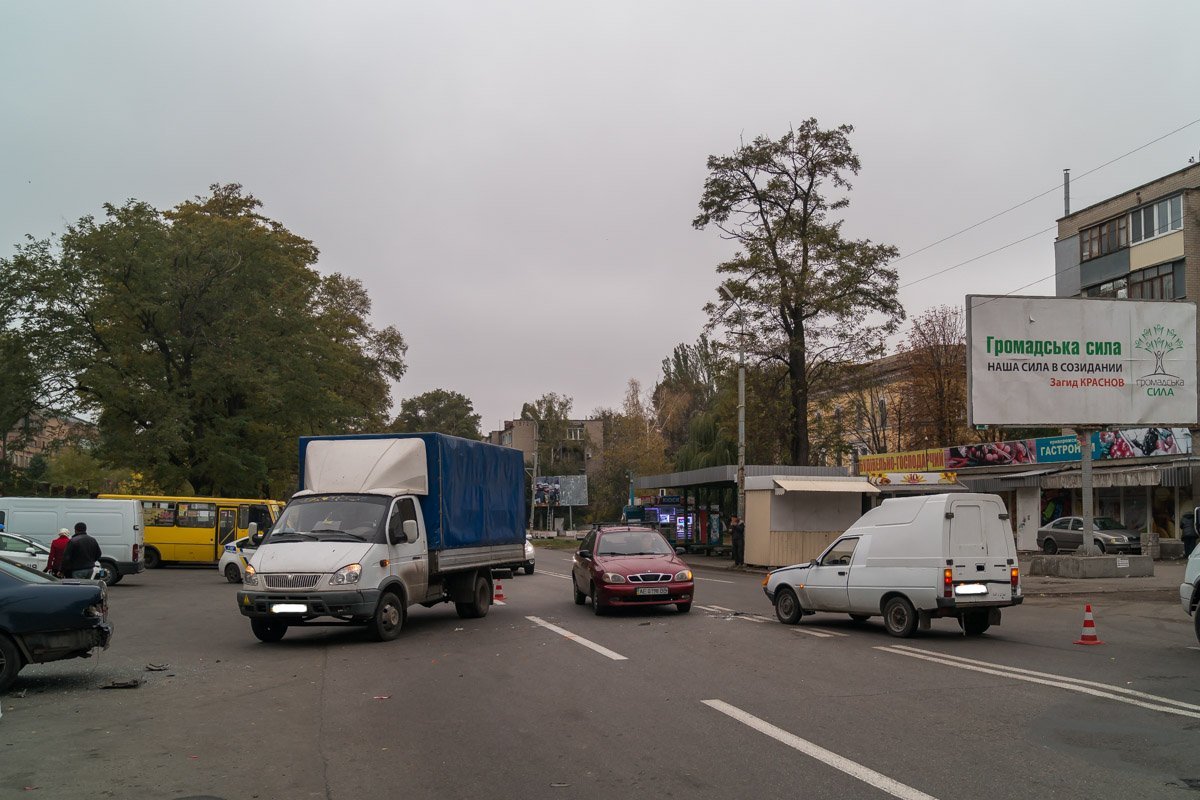На Криворожской Hyundai врезался в 3 автомобиля и стену 2