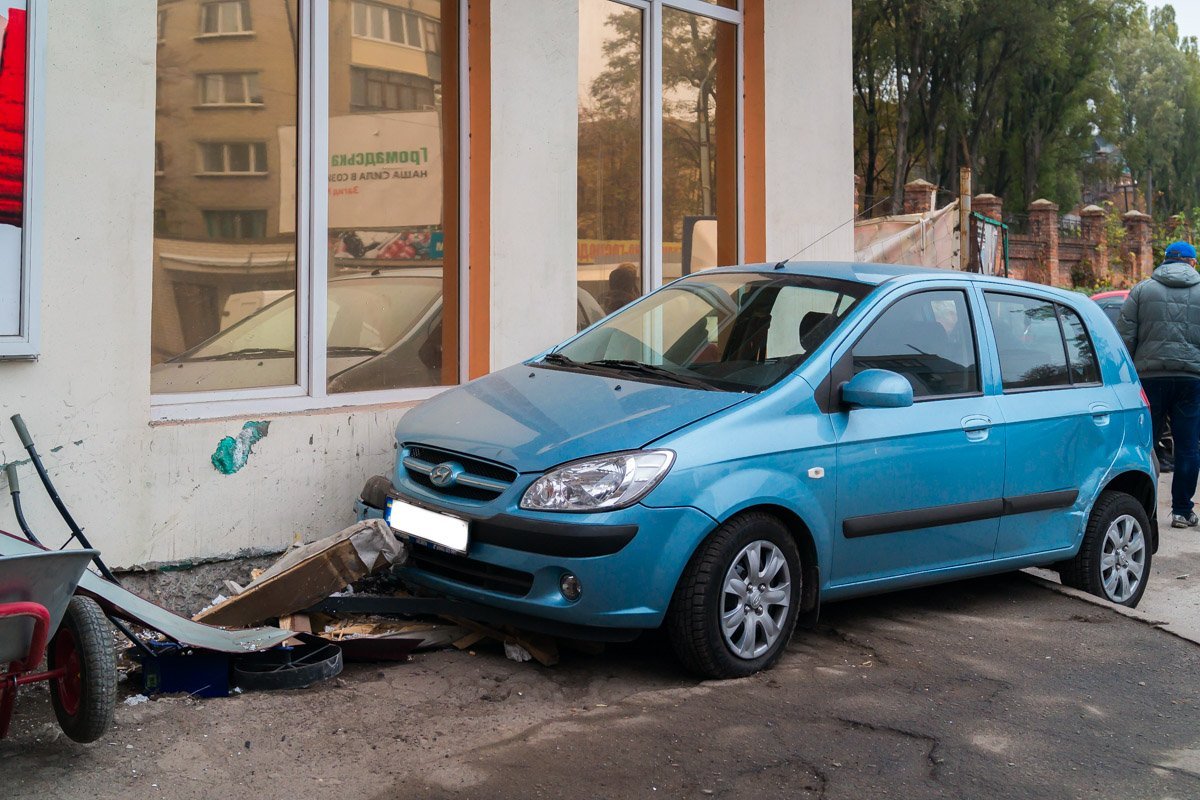 На Криворожской Hyundai врезался в 3 автомобиля и стену 3