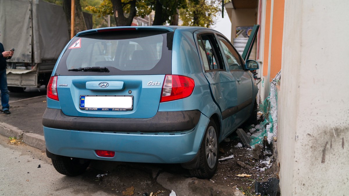 На Криворожской Hyundai врезался в 3 автомобиля и стену 4