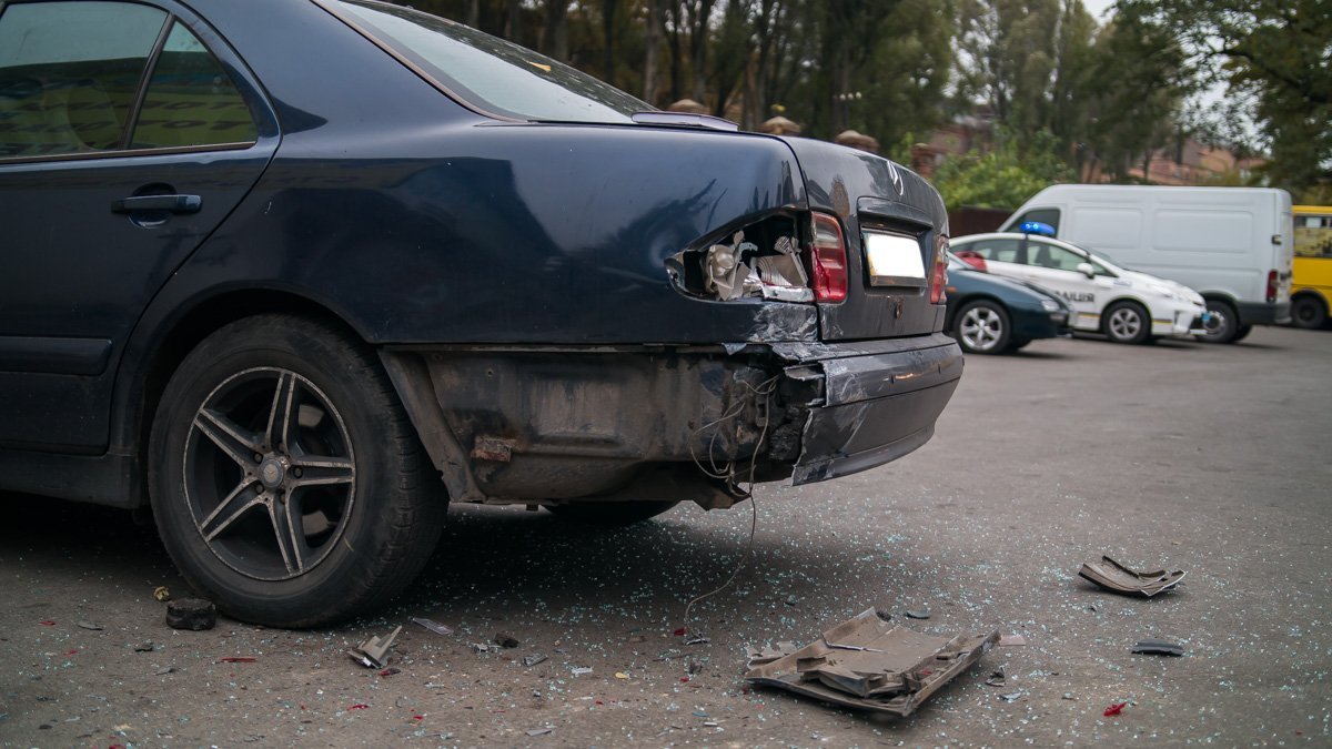 На Криворожской Hyundai врезался в 3 автомобиля и стену 5