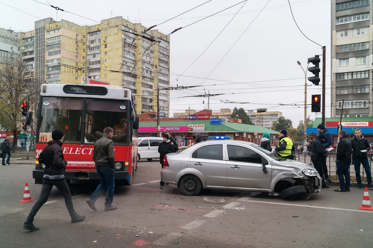На Рабочей мотоцикл врезался в два автомобиля: пострадал мужчина 1