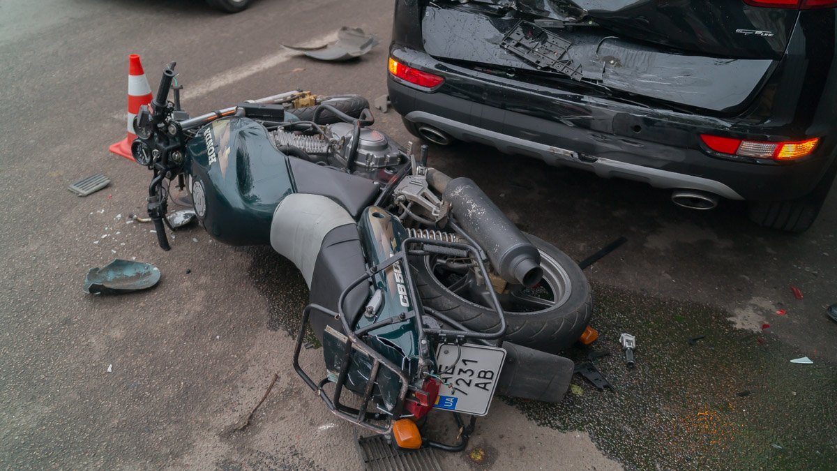 На Рабочей мотоцикл врезался в два автомобиля: пострадал мужчина 2