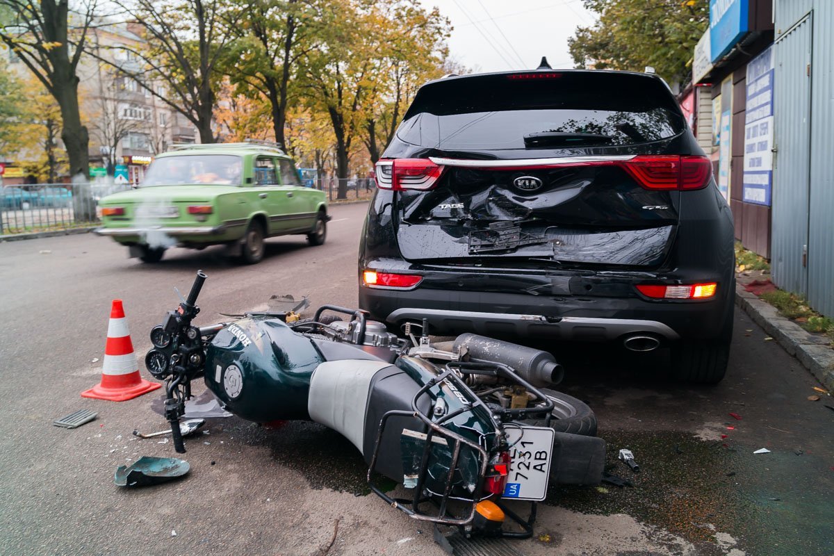 На Рабочей мотоцикл врезался в два автомобиля: пострадал мужчина 3