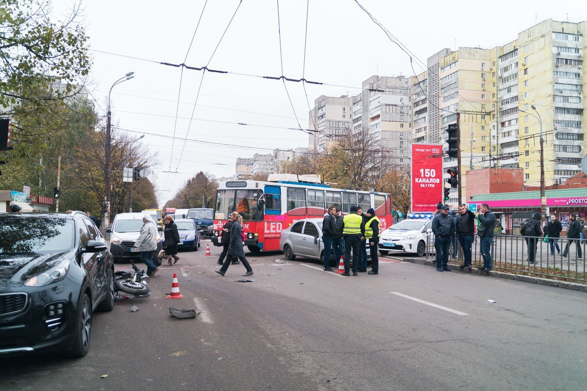 На Рабочей мотоцикл врезался в два автомобиля: пострадал мужчина 4