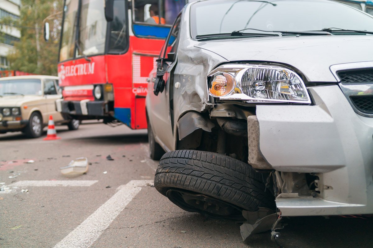 На Рабочей мотоцикл врезался в два автомобиля: пострадал мужчина 5