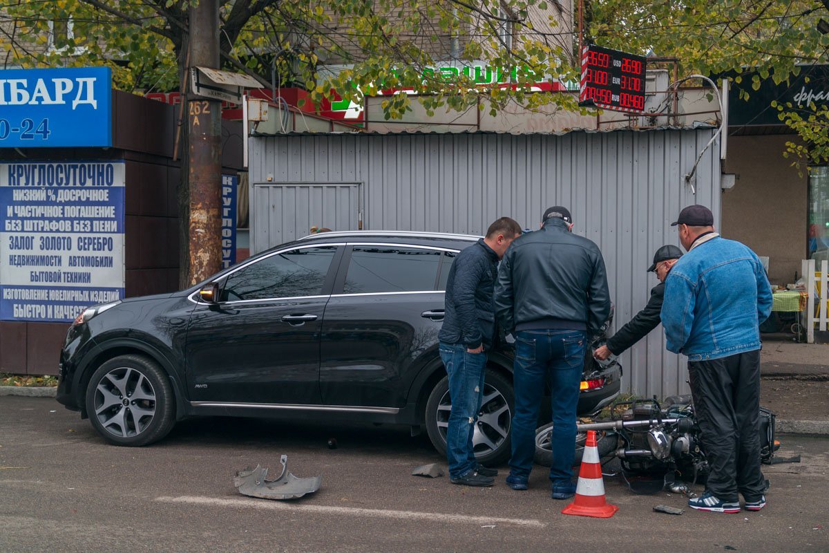 На Рабочей мотоцикл врезался в два автомобиля: пострадал мужчина 6
