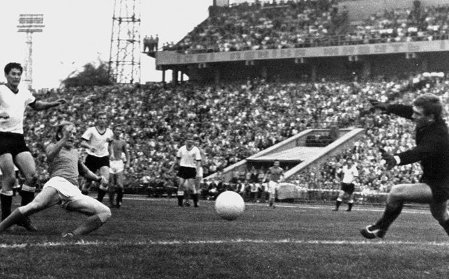 Виктор Романюк в атаке Виктор Романюк в атаке