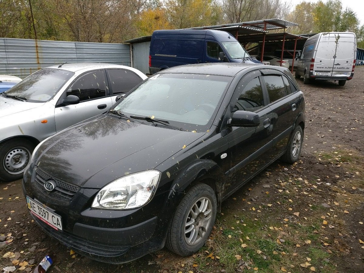 На Красном Камне неизвестные облили автомобили химикатами 3