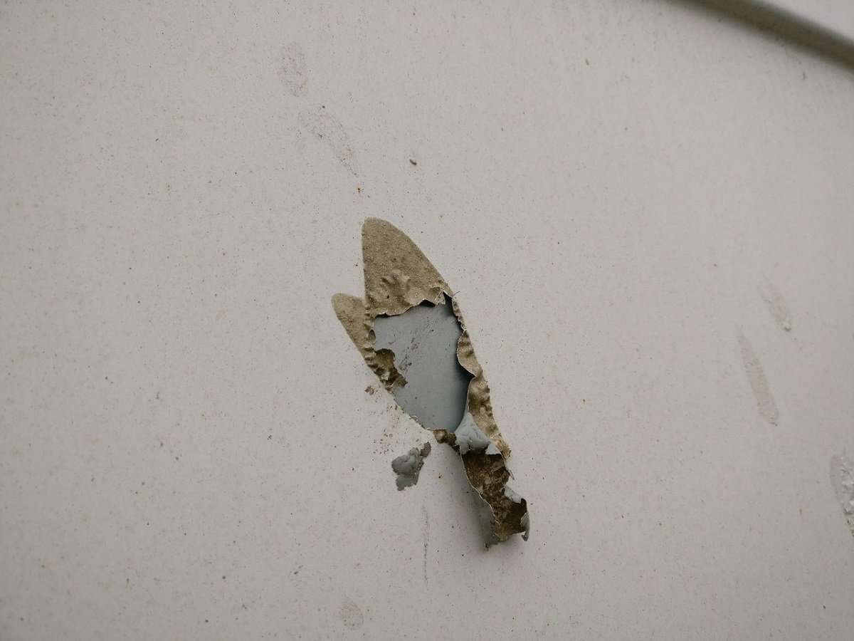 На Красном Камне неизвестные облили автомобили химикатами 4