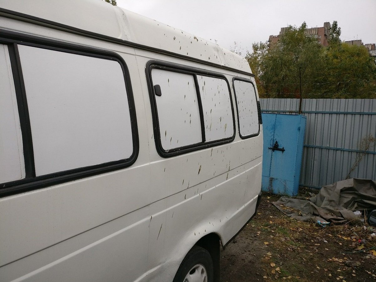 На Красном Камне неизвестные облили автомобили химикатами 6