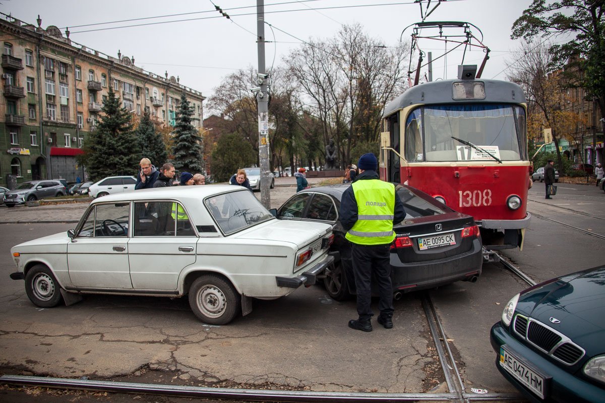 На Шмидта столкнулись трамвай, Honda и «Жигули»: образовалась пробка 1