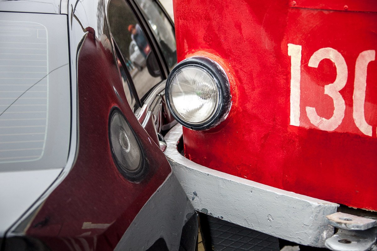 На Шмидта столкнулись трамвай, Honda и «Жигули»: образовалась пробка 2