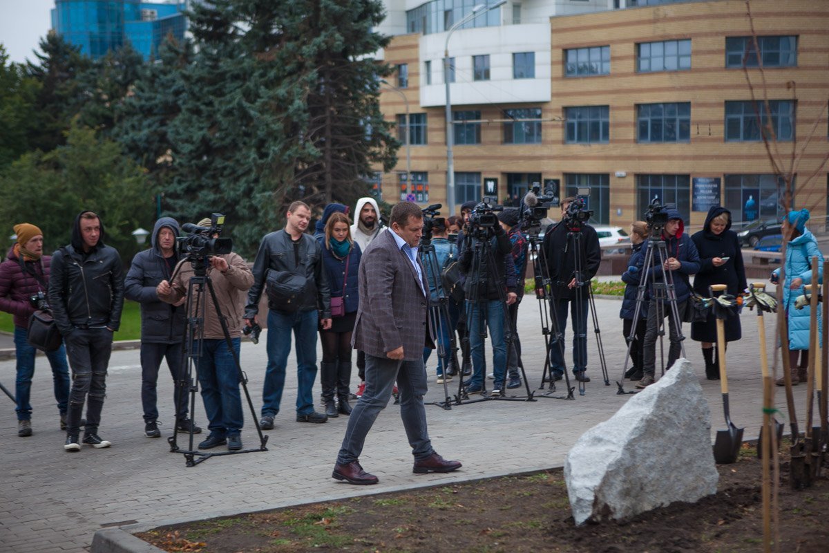 В Днепре Борис Филатов и посол Японии сажали сакуры 1