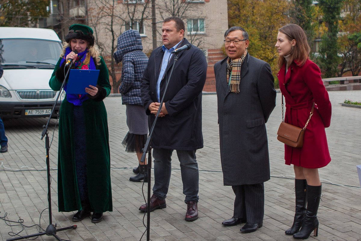 В Днепре Борис Филатов и посол Японии сажали сакуры 3