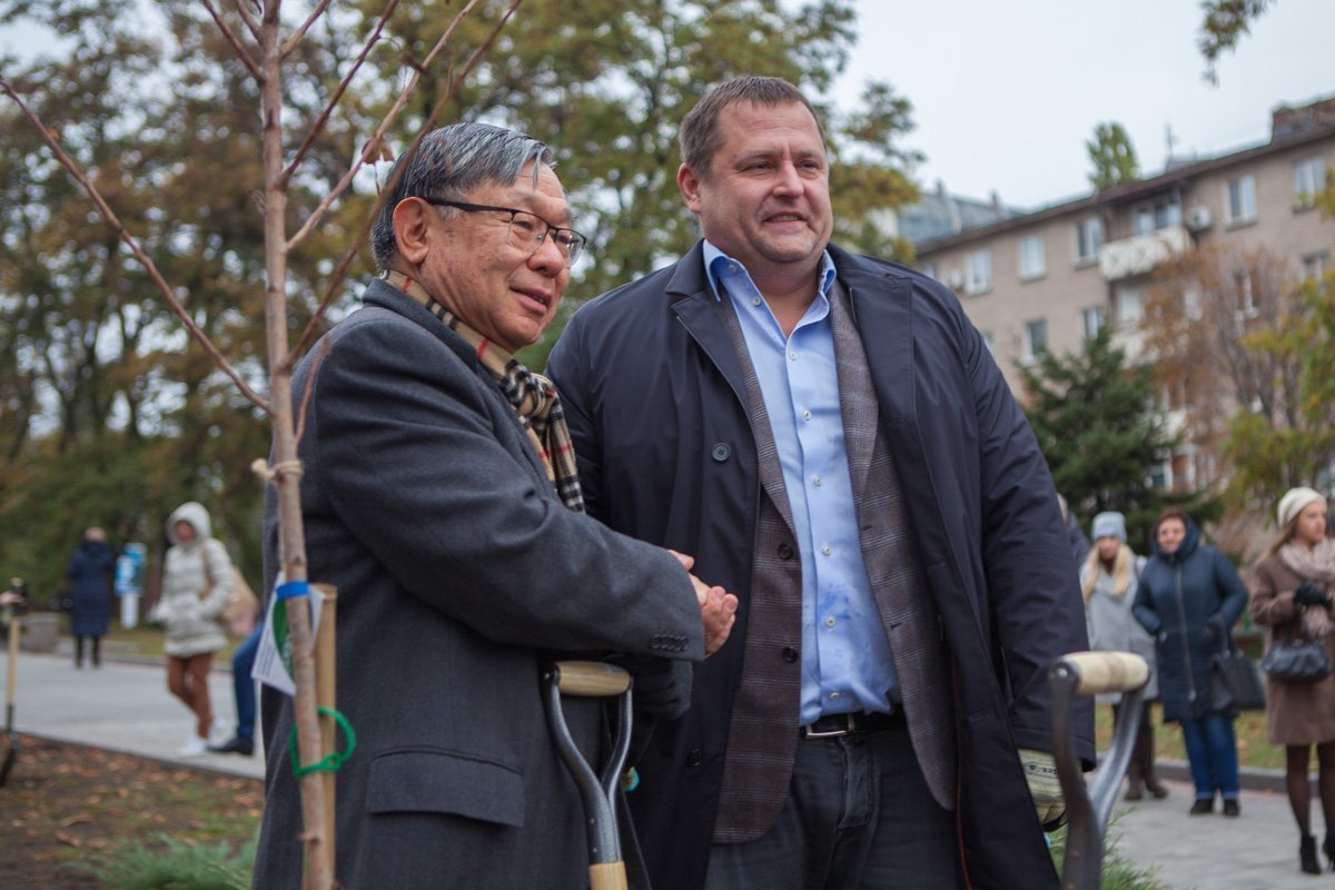 В Днепре Борис Филатов и посол Японии сажали сакуры 6