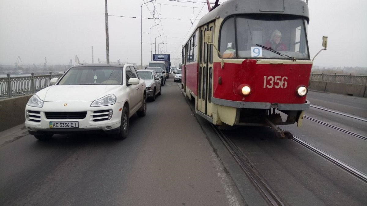 На Старом мосту ВАЗ въехал в отбойник: образовалась пробка 1