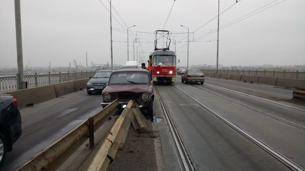 На Старом мосту ВАЗ въехал в отбойник: образовалась пробка 2