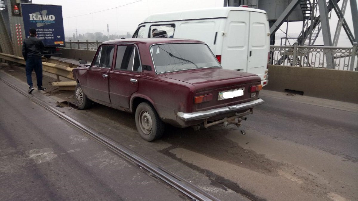 На Старом мосту ВАЗ въехал в отбойник: образовалась пробка 3