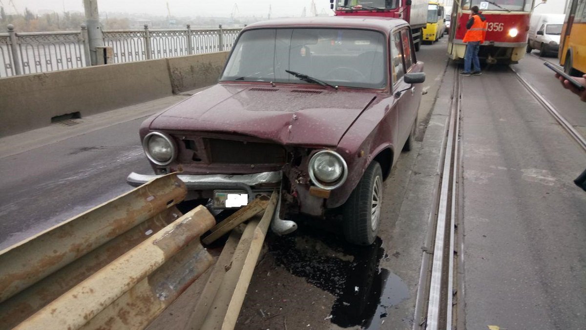 На Старом мосту ВАЗ въехал в отбойник: образовалась пробка 4