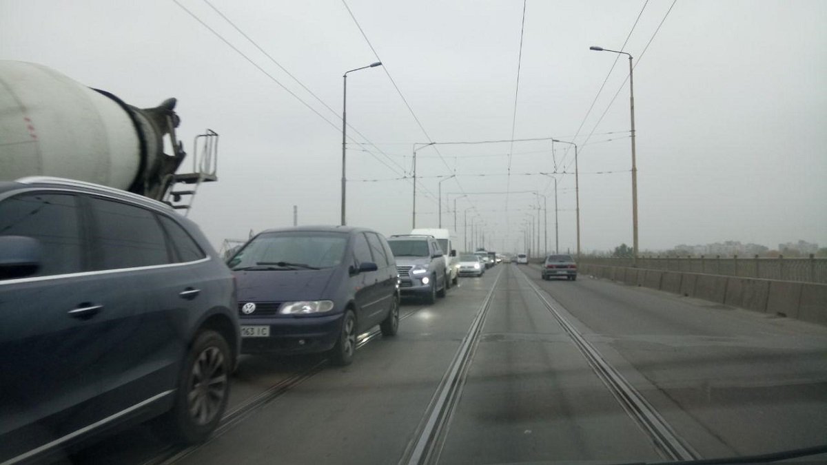 На Старом мосту ВАЗ въехал в отбойник: образовалась пробка 5