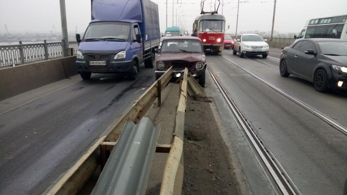 На Старом мосту ВАЗ въехал в отбойник: образовалась пробка 6