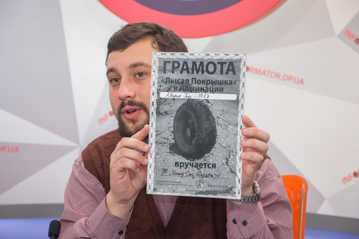 Ко Дню автомобилиста: кому — "лысая покрышка", а кому — огромный торт 2